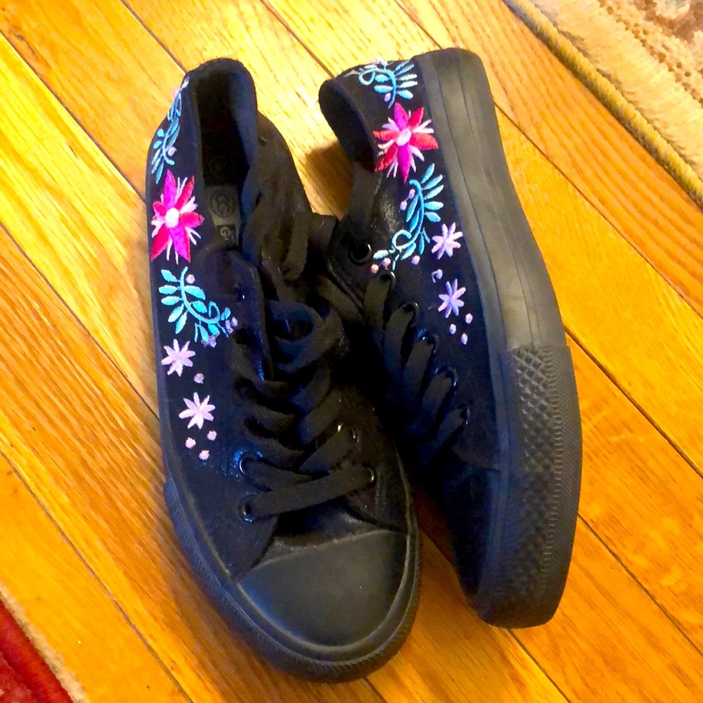 Black woman canvas tennis shoes, size 7